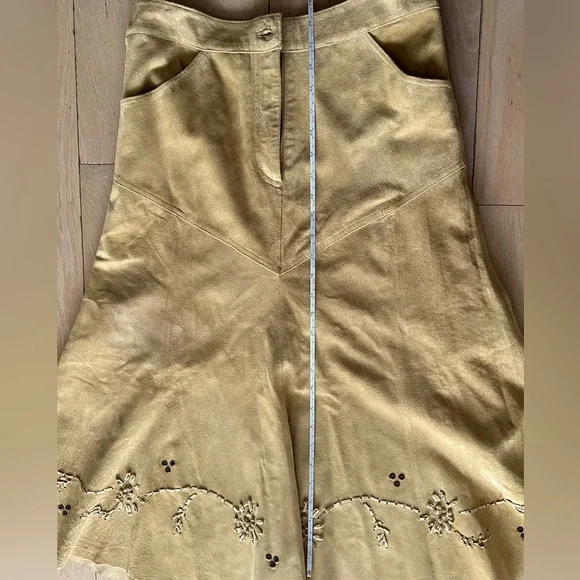 Beautiful Suede Lined Skirt - Picture 3 of 9
